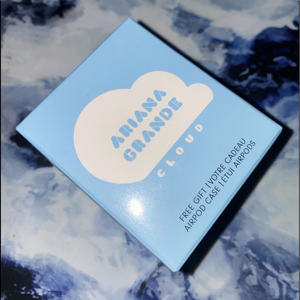 ARIANA GRANDE AIRPOD CASE CLOUD
